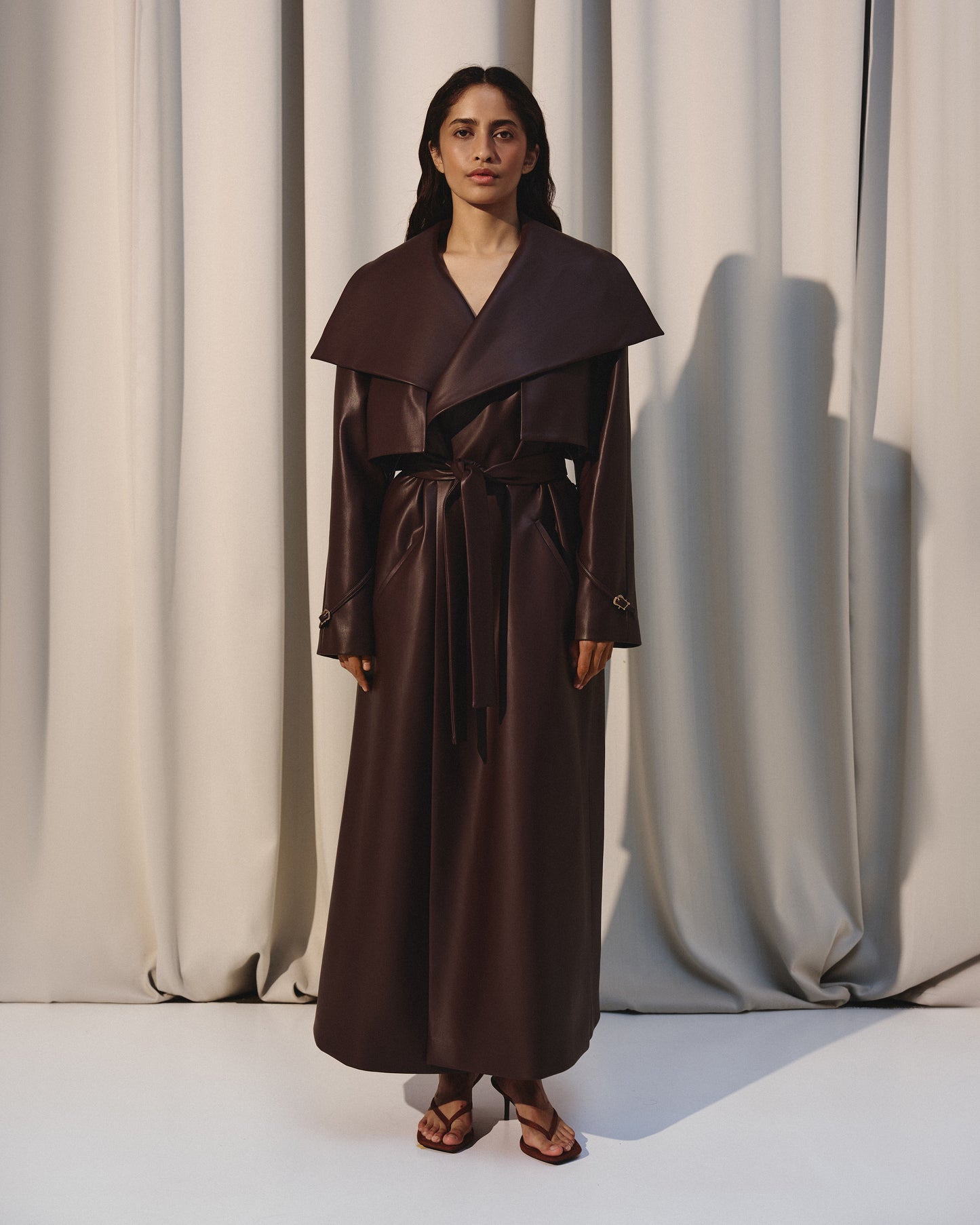 VEGAN LEATHER TRENCH IN DARK BROWN