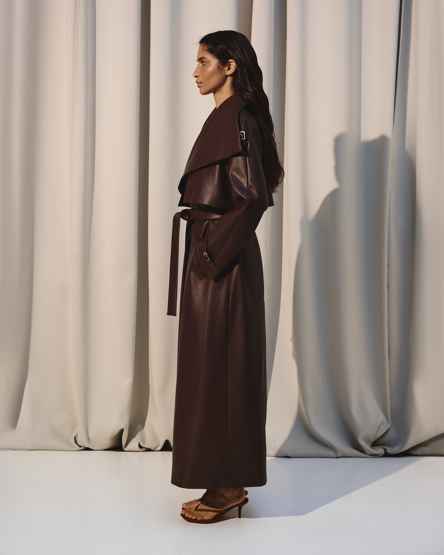 VEGAN LEATHER TRENCH IN DARK BROWN