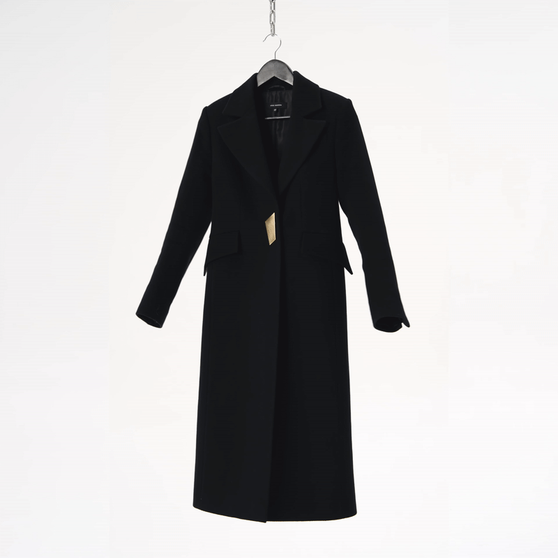 STRAIGHT CUT COAT WITH SIGNATURE BUTTON